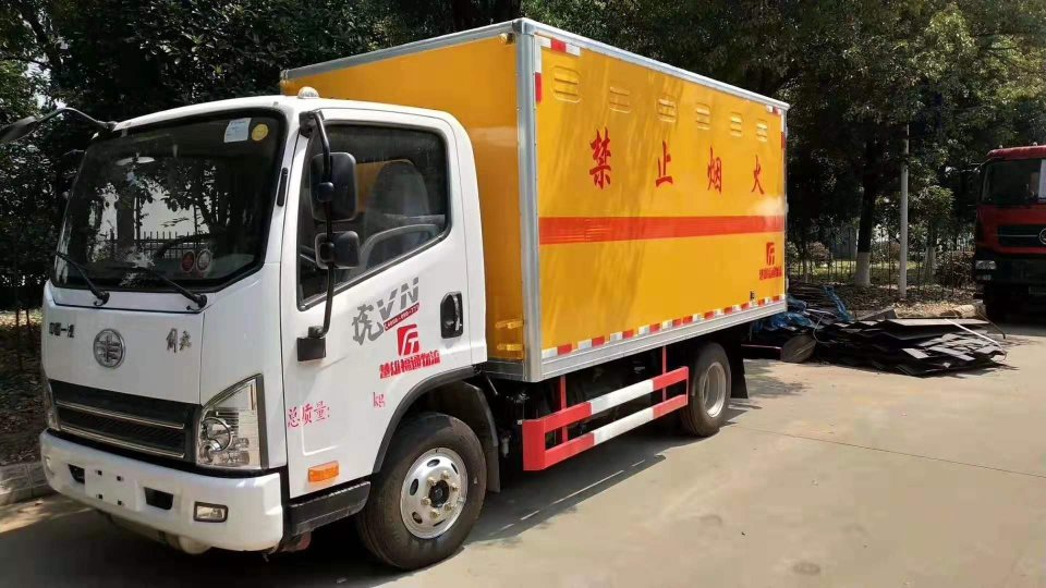 解放蓝牌4.1米货厢民(mín)爆器材运输車(chē)