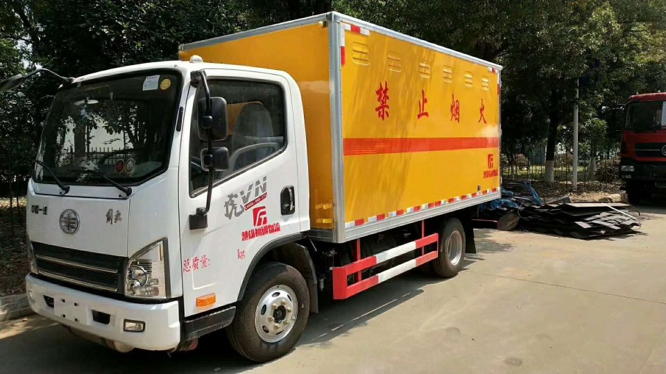 解放蓝牌4米1杂项危险品厢式运输車(chē)